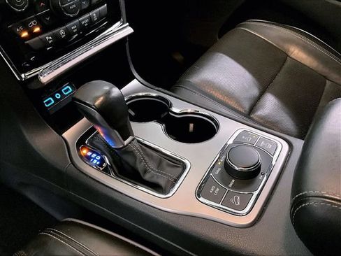 Used 2020 Jeep Grand Cherokee Overland AWD/4WD image 16