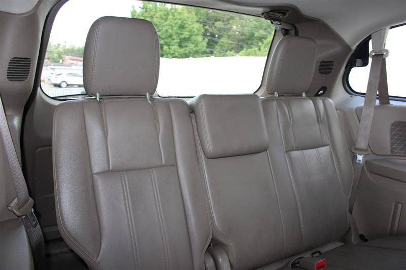 Used 2013 Chrysler Town & Country Touring FWD image 13