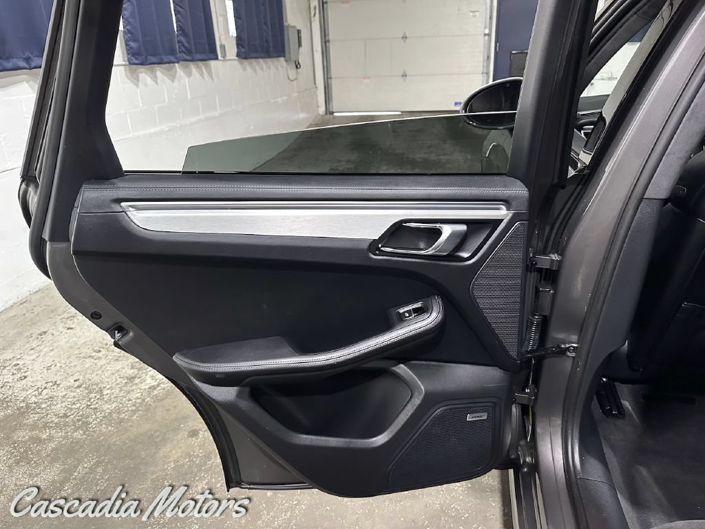Used 2016 Porsche Macan Turbo AWD/4WD image 22