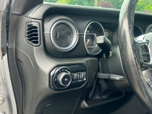 Used 2018 Jeep Wrangler Unlimited Sahara w/ Dual Top Group AWD/4WD image 14