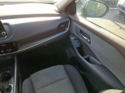 Used 2021 Nissan Rogue SV image 16