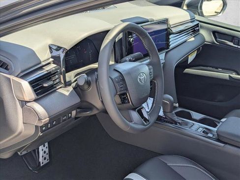 Used 2025 Toyota Camry SE image 3