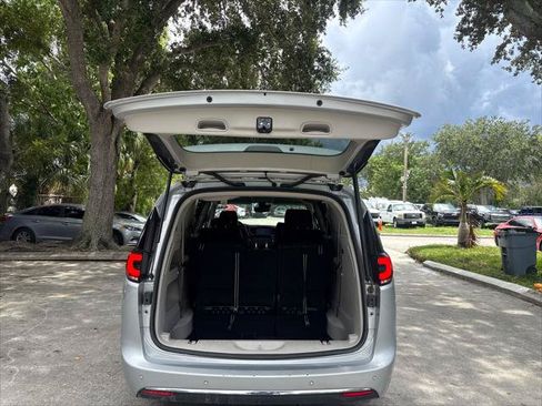 Used 2023 Chrysler Pacifica Touring-L FWD image 18