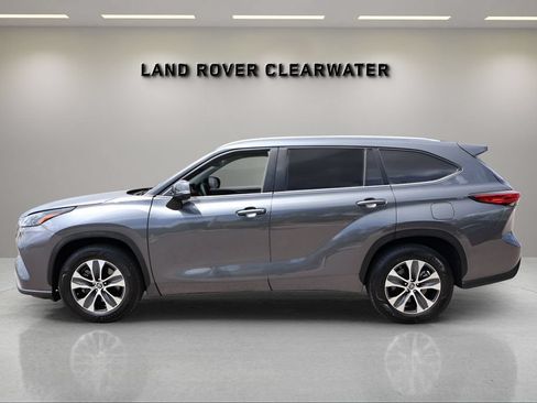 Used 2023 Toyota Highlander XLE FWD image 2
