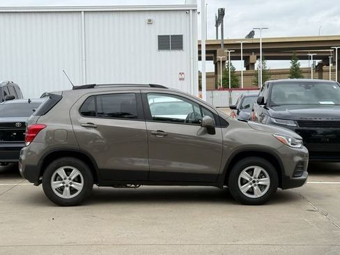 Used 2022 Chevrolet Trax LT w/ Driver Confidence Package AWD/4WD image 3
