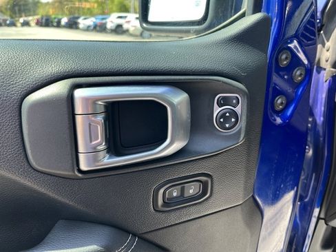 Used 2018 Jeep Wrangler Unlimited Sahara AWD/4WD image 17
