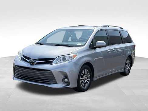Used 2018 Toyota Sienna XLE w/ XLE Navigation Package FWD image 3