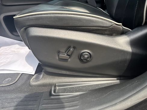 Used 2025 Chrysler Pacifica Limited FWD image 33
