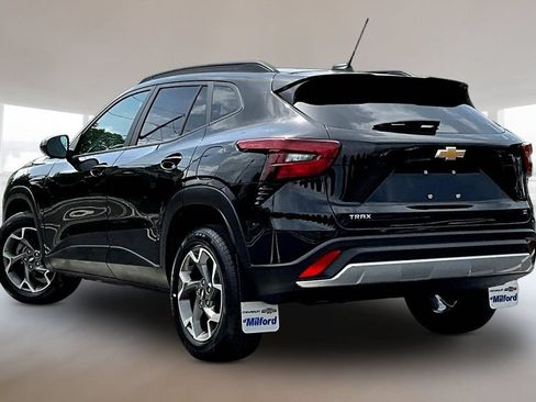 Used 2025 Chevrolet Trax LT FWD image 4