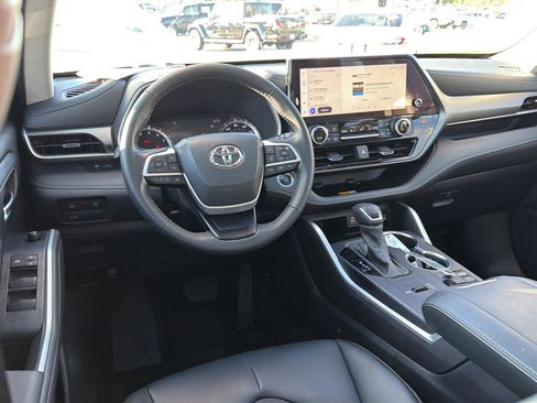 Certified 2024 Toyota Highlander XLE FWD image 19