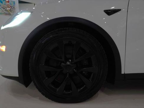 Used 2022 Tesla Model X Plaid image 9