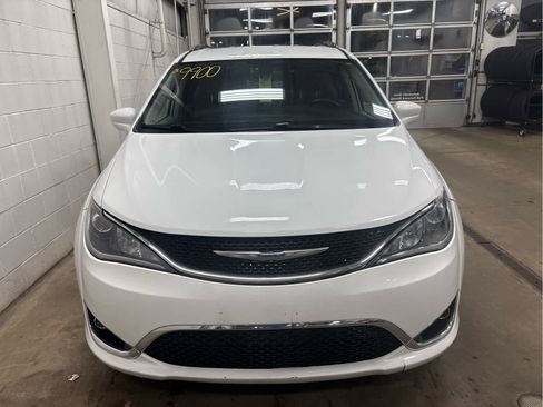 Used 2019 Chrysler Pacifica Touring-L image 3