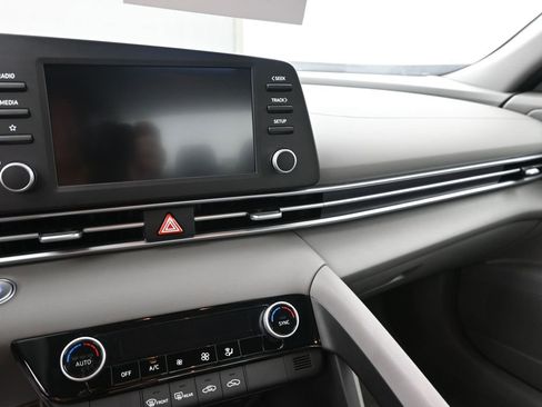 Certified 2025 Hyundai Elantra Sport image 29