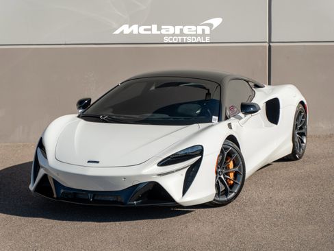 Used 2023 McLaren Artura image 1