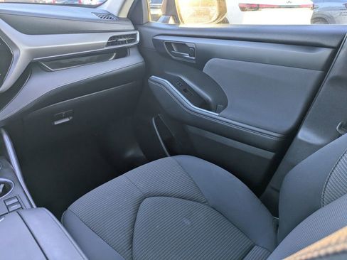 Used 2023 Toyota Highlander LE image 16