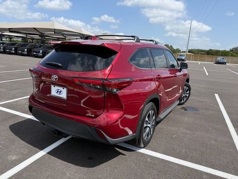 Used 2023 Toyota Highlander XLE FWD image 5