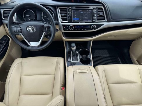 Used 2019 Toyota Highlander XLE AWD/4WD image 11