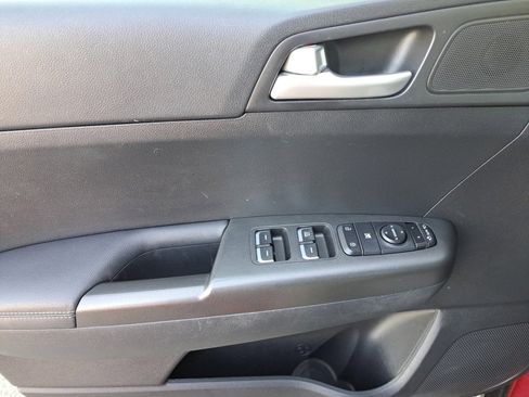 Used 2018 Kia Sportage LX w/ LX Technology Package image 35