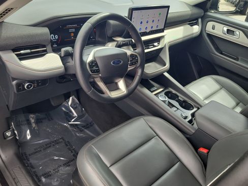 Used 2025 Ford Explorer Active w/ Active Comfort Package RWD image 9