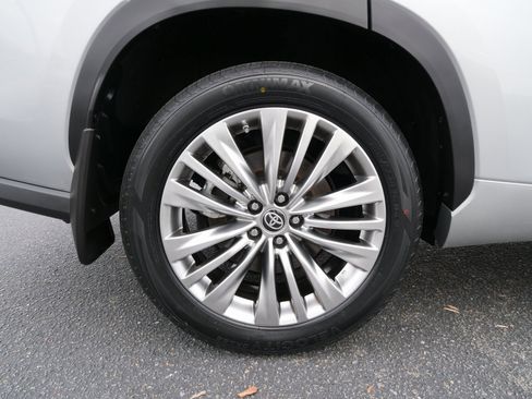 Used 2024 Toyota Highlander Platinum image 11