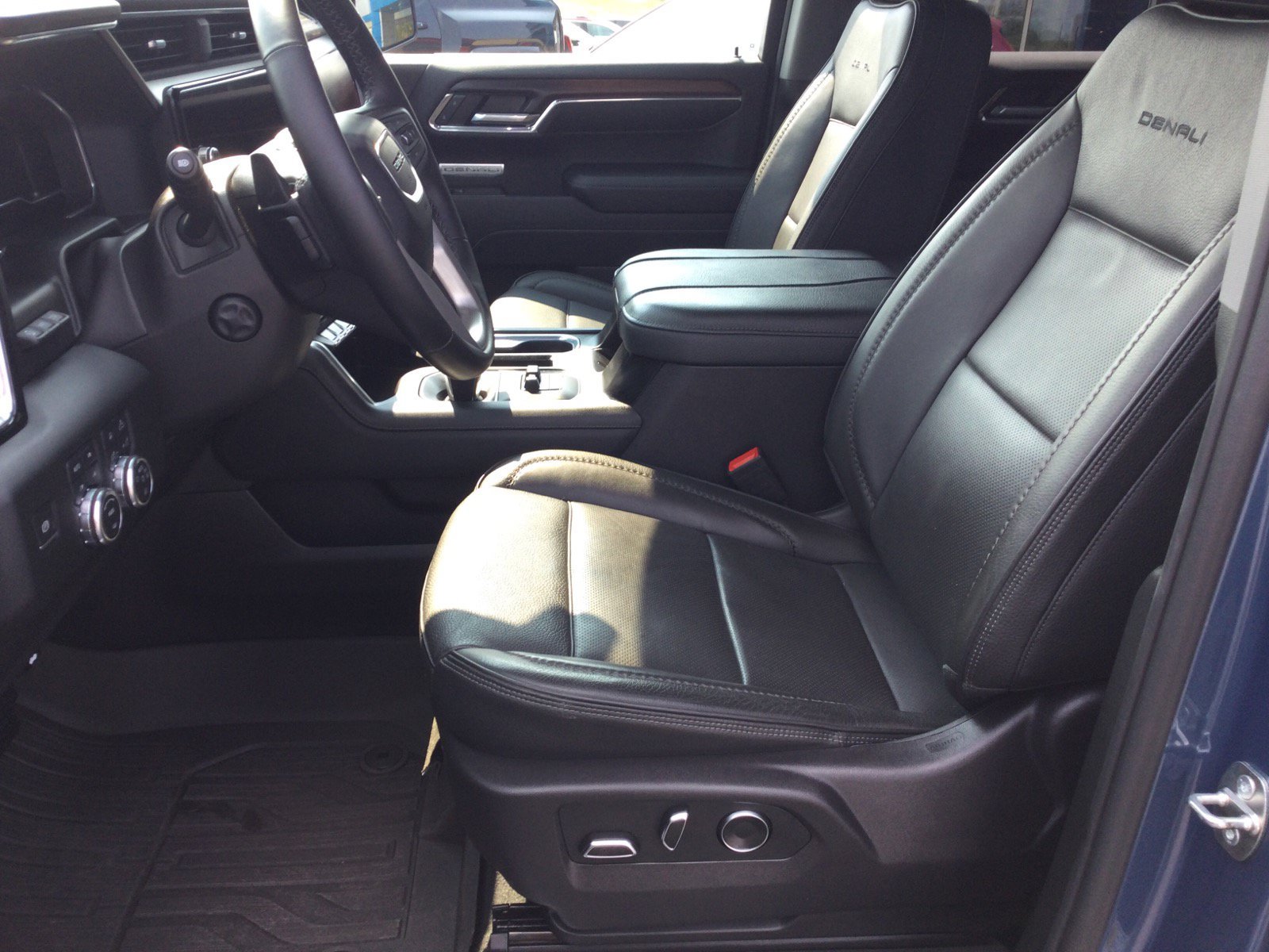 Used 2024 GMC Sierra 1500 Denali w/ Denali Reserve Package AWD/4WD image 15