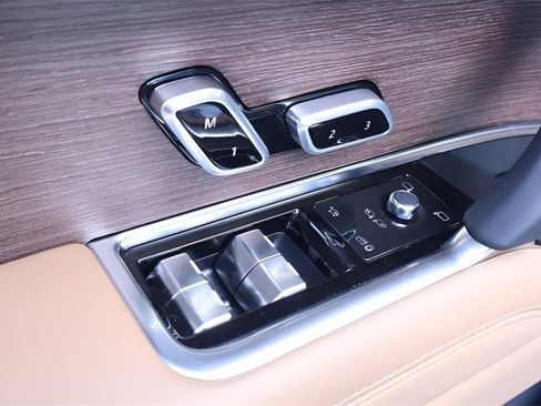 New 2025 Land Rover Range Rover Long Wheelbase SE image 11