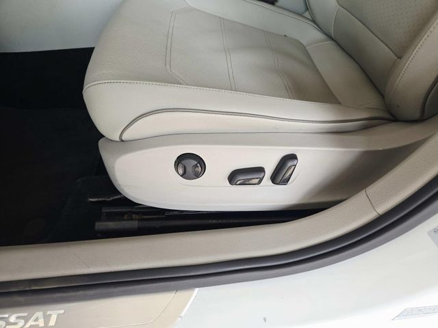 Used 2018 Volkswagen Passat 2.0T SE FWD image 34