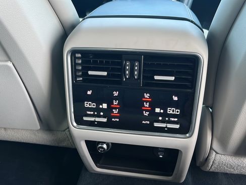 Used 2022 Porsche Cayenne Platinum Edition AWD/4WD image 12
