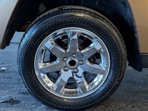 Used 2012 Jeep Liberty Limited w/ Tire & Wheel Group image 11