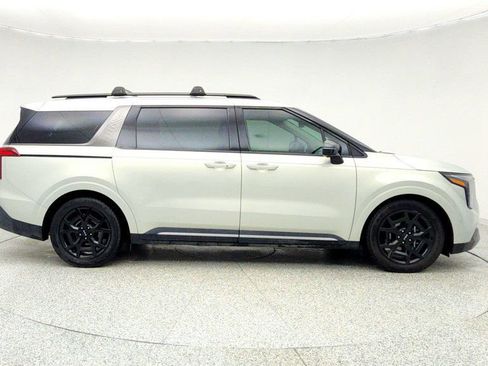 Used 2025 Kia Carnival SX Prestige image 4
