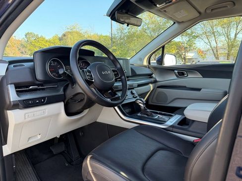 Certified 2024 Kia Carnival LX FWD image 9