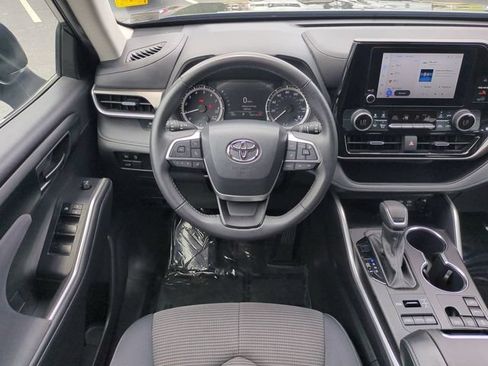 Used 2024 Toyota Highlander LE AWD/4WD image 16