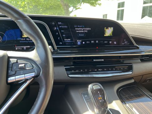 Used 2023 Cadillac Escalade Premium Luxury w/ LPO, Illumination Package AWD/4WD image 18