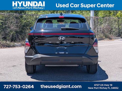 Certified 2025 Hyundai Kona SE FWD image 3