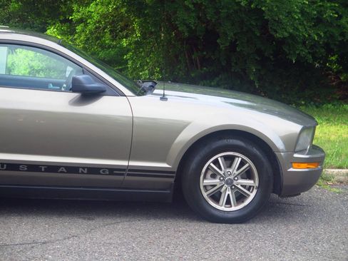 Used 2005 Ford Mustang Premium RWD image 19