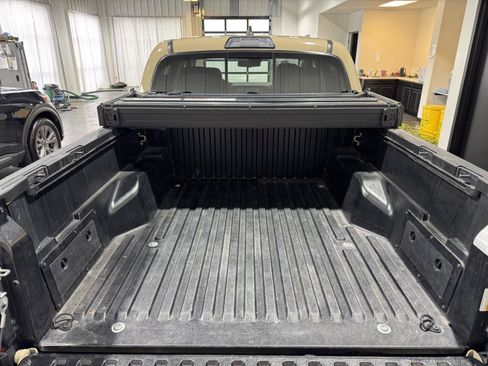 Used 2018 Toyota Tacoma SR5 RWD image 41