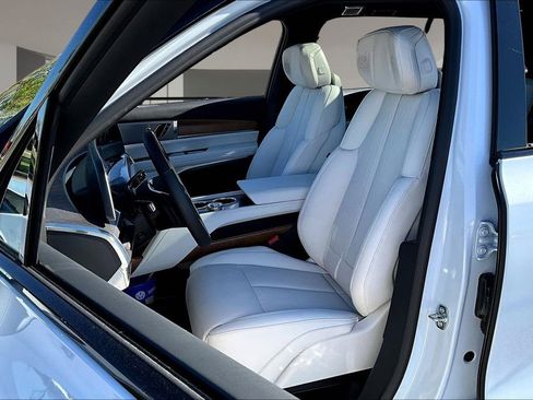 New 2026 Cadillac Vistiq Sport w/ LPO, Floor Liner Package AWD/4WD image 9