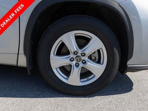 Used 2024 Toyota Highlander LE image 11