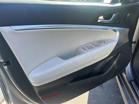 Used 2025 Genesis G70 2.5T image 27