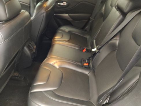 Used 2020 Jeep Cherokee Latitude Plus w/ Comfort/Convenience Group FWD image 18