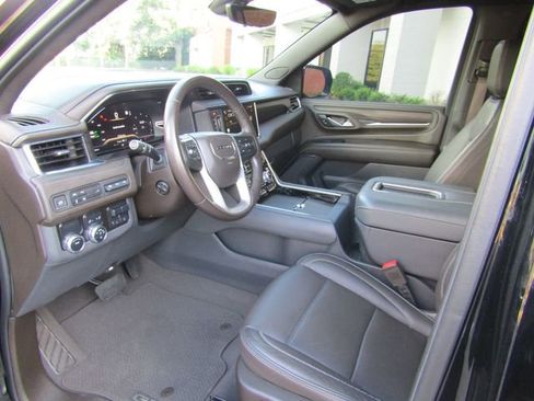 Used 2022 GMC Yukon XL Denali w/ Denali Premium Package image 8