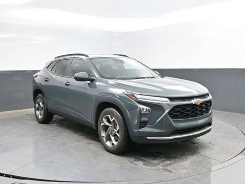 Used 2025 Chevrolet Trax LT FWD image 4