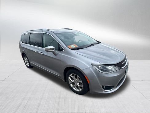 Used 2018 Chrysler Pacifica Limited image 4