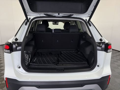 Used 2025 Volkswagen Tiguan SE AWD/4WD image 14