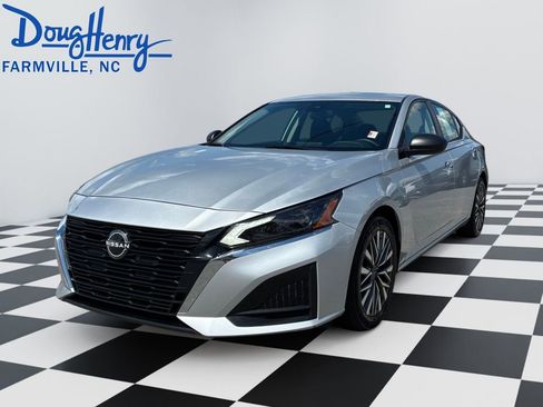 Used 2024 Nissan Altima 2.5 SV FWD image 1