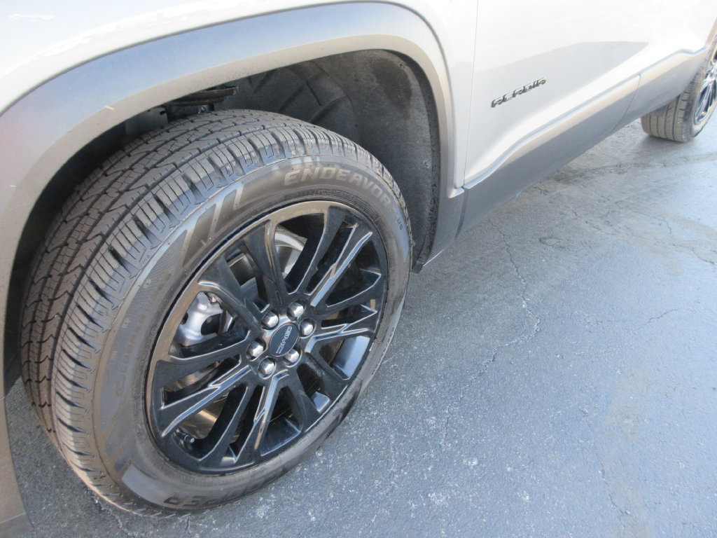 Used 2022 GMC Acadia SLE w/ Driver Convenience Package FWD image 13