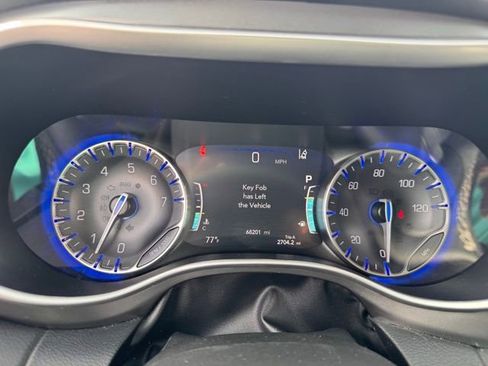 Used 2024 Chrysler Pacifica Touring-L image 13