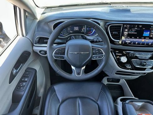 Used 2024 Chrysler Pacifica Limited FWD image 29