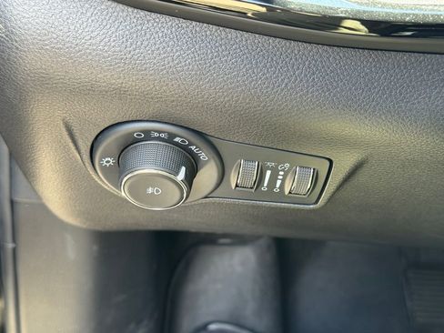 Used 2022 Jeep Compass Latitude FWD image 9