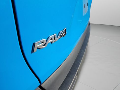 Used 2019 Toyota RAV4 LE FWD image 29